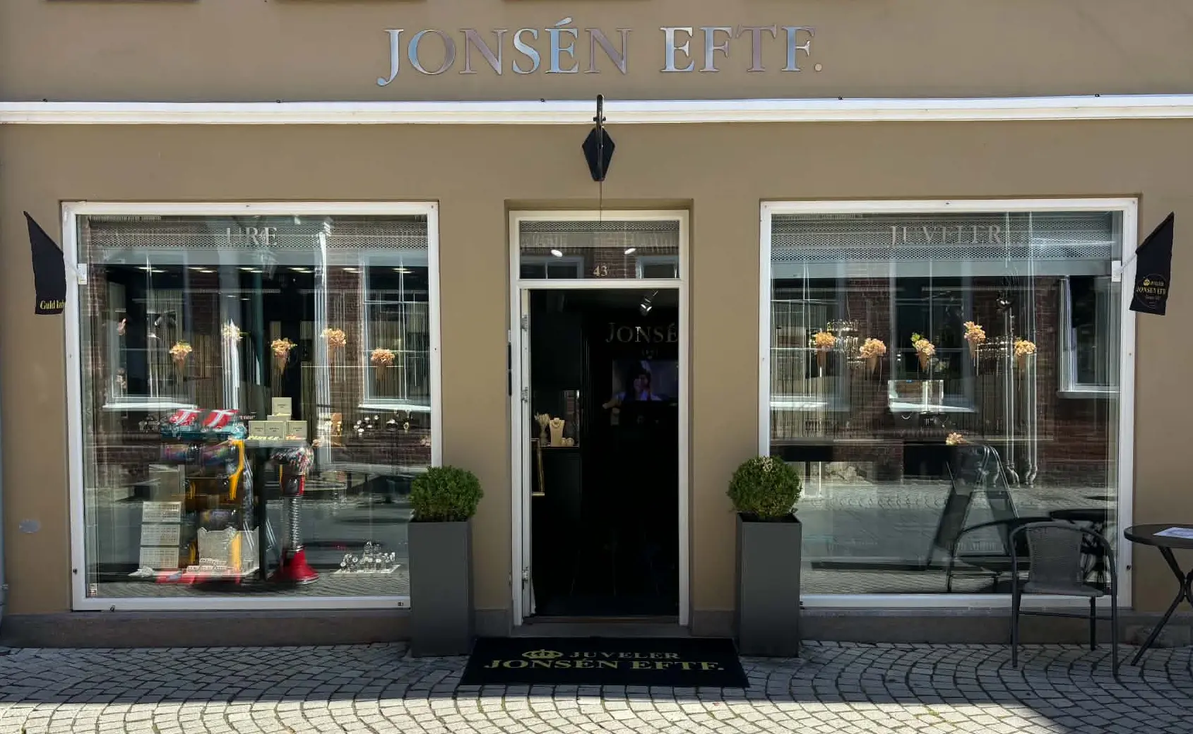 Facaden af Juveler Jonsén Eftf. på Algade 43 i Middelfart — klassisk butiksfacade med metalbogstaver over indgangen