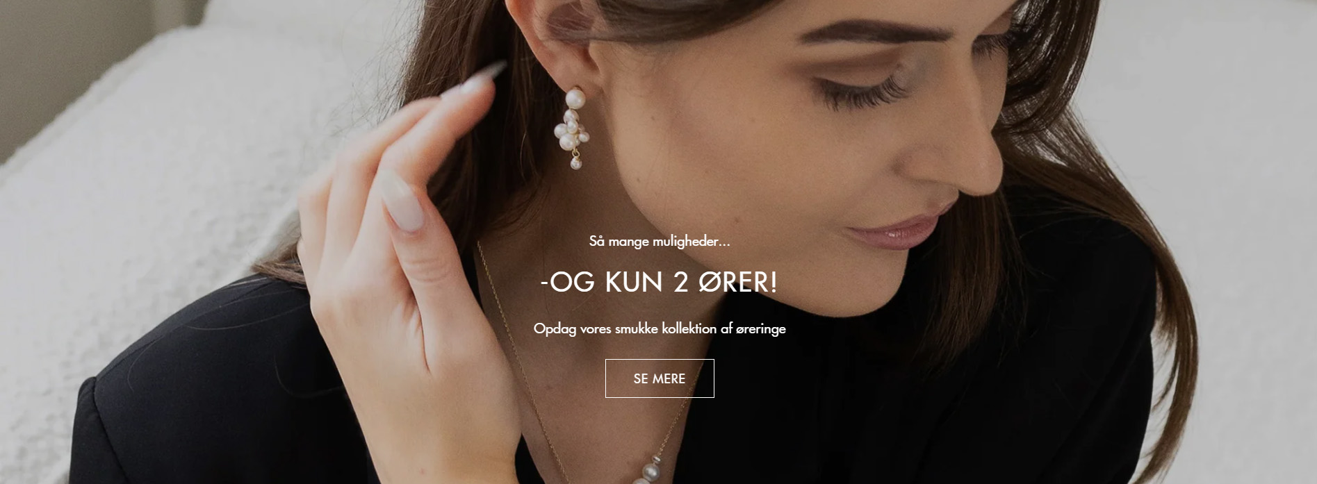 Kvinde bærer med stolthed øreringe fra Avi Jewels